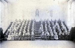 la-classe-enfantine-dans-l-asile-avec-les-religieuses-vers-1890.jpg